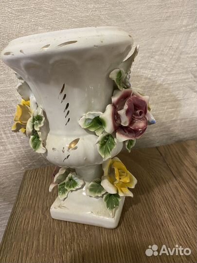 Фарфоровые ваза кубок