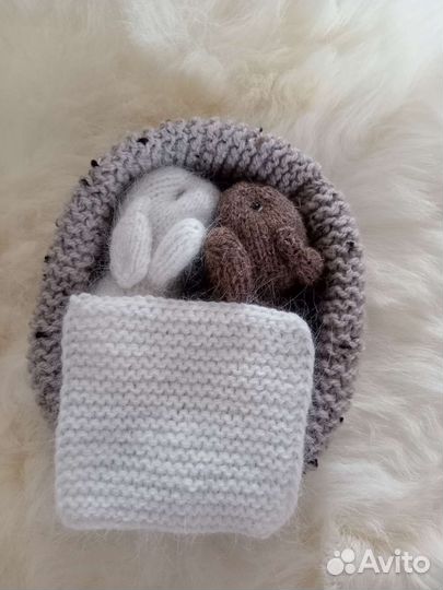 Вязанные зайчики игрушки. Мягкий дружочек