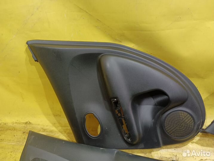 Обшивка двери Nissan Juke Ниссан жук