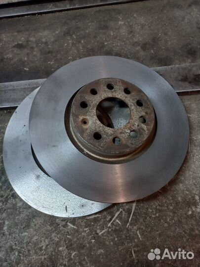 Диск тормозной передний вент. c Пассат B7