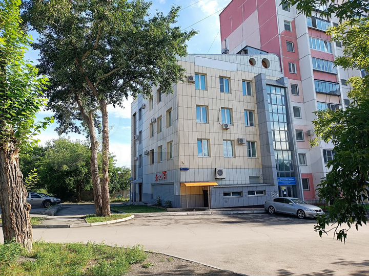 Отличный подвал с окнами в офисном здании