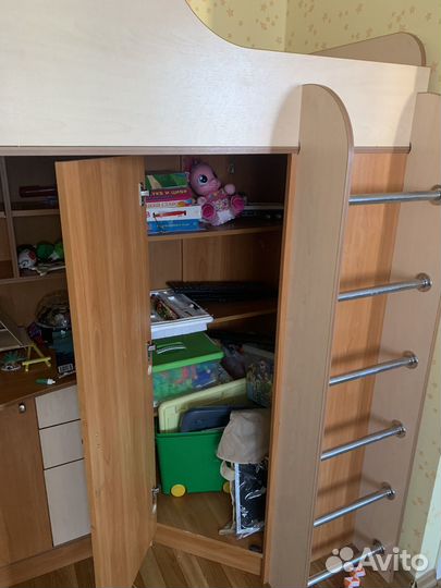 Детская кровать со столом и шкафом