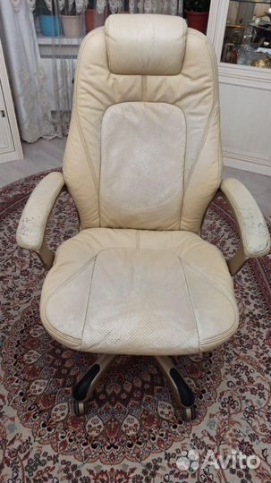Офисное кожаное кресло