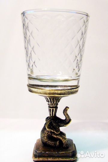Рюмка на бронзовой ножке