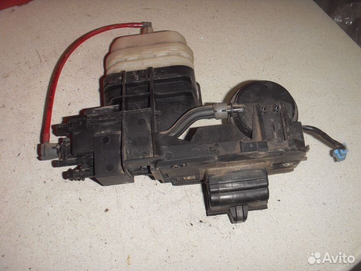 Замок крышки багажника Mercedes Benz W220