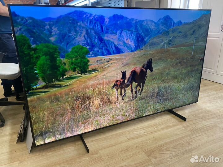 Огромный 4K телевизор Samsung UE85AU8000u