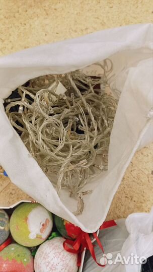 Новогодние украшения: гирлянды, ёлочные шары