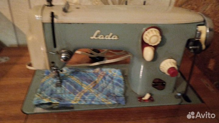 Швейная машина Лада