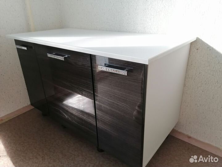 Столик тумбочка