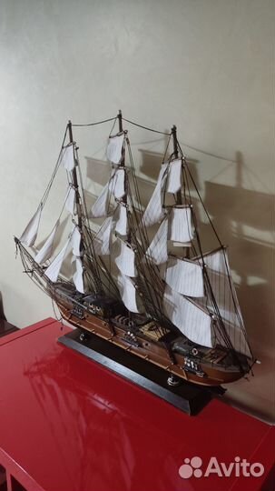 Модель парусного корабля из дерева