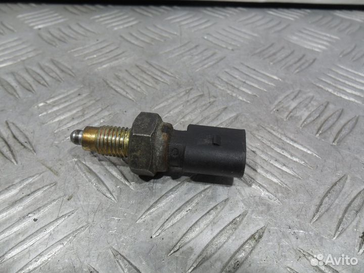 Б/У Датчик включения заднего хода VW Skoda Audi