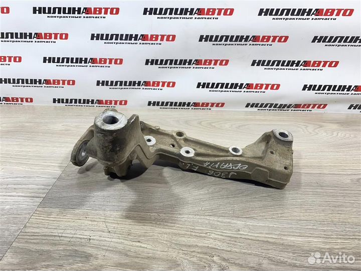 Кронштейн рычага левый Шкода Октавия А5