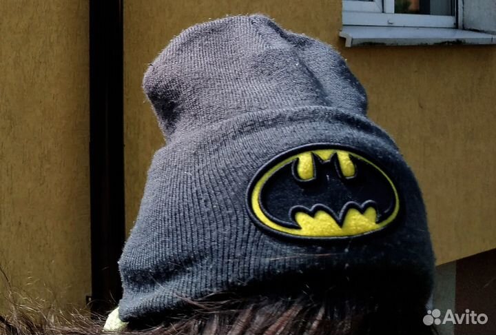Серая шапка с логотипом Бэтмена