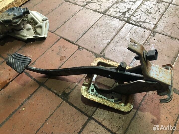 Педаль тормоза Mitsubishi Lancer седан 4G18 2005