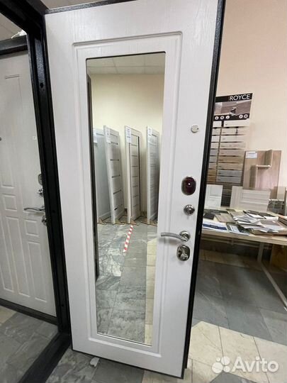 Дверь с зеркалом