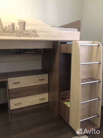 Детская мебель: кровать, стол, комод