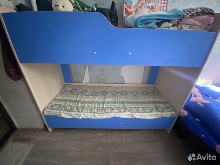 Детская кровать и комод