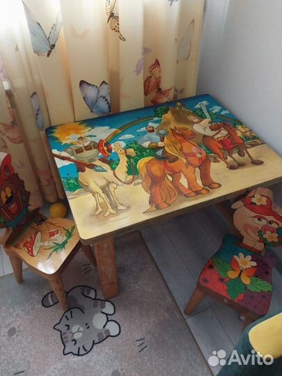 Детский стол и стулья