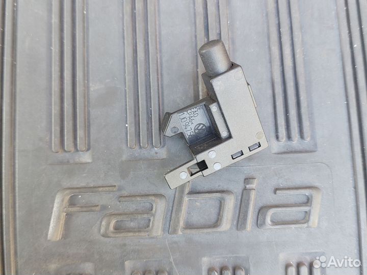 Концевик ручного тормоза 1J0947561