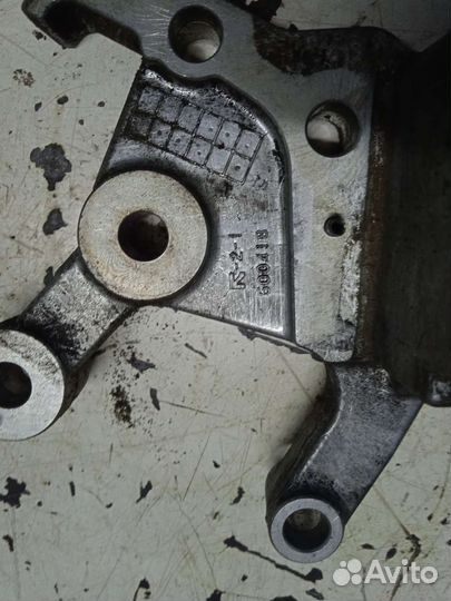 Кронштейн насоса гур mitsubishi chariot grandis