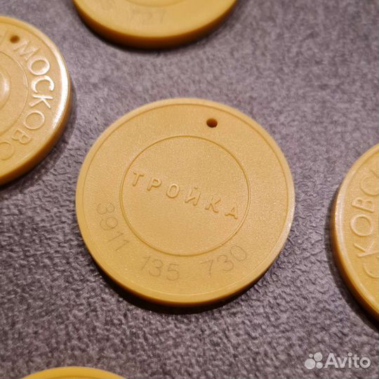 Брелок-жетон как карта Тройка жёлтого цвета