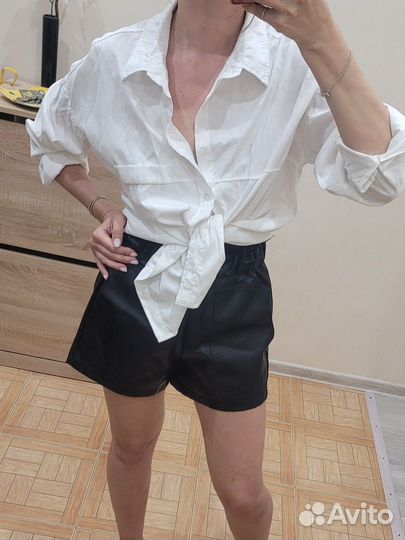 Рубашка и кожаные шорты