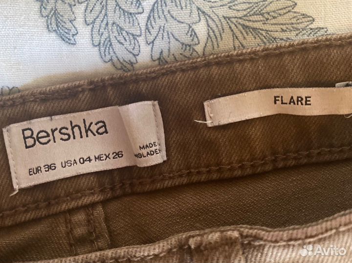 Джинсы клеш bershka