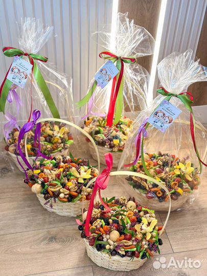 Корзины с сухофруктами учителям
