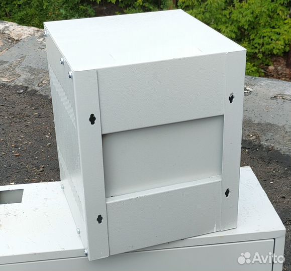 Железный шкафчик для оборудования