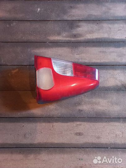 Фонарь задний правый на Рено логан