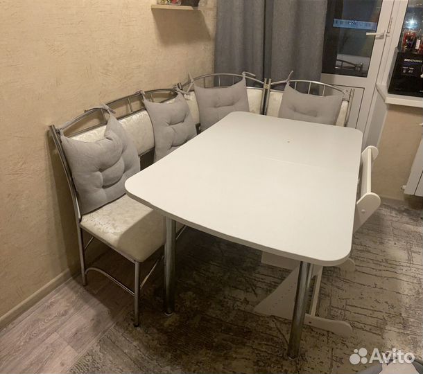 Кухонный уголок со столом