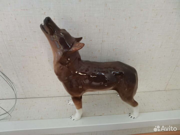 Фарфоровая статуэтка. воющий волк