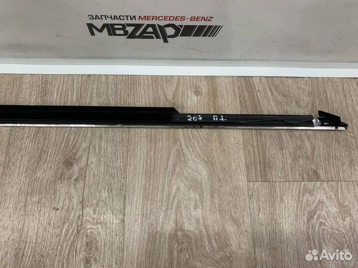 Молдинг передней левой двери Mercedes W204