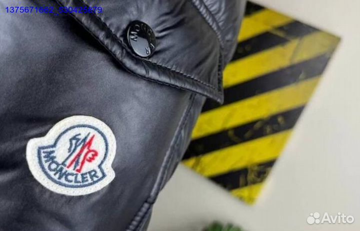 Яркий глянцевый пуховик Moncler на зиму
