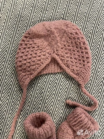 Шапочка и носочки для новорождённой