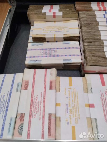 Пачки денег СССР в дипломате, кейсе