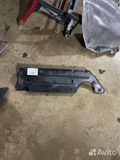 Кронштейн фары передней левой 2227578