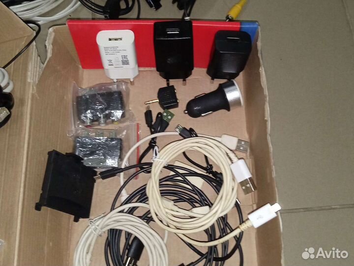 Зарядное устройство есть мини USB