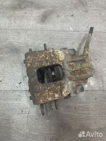 Суппорт тормозной передний правый Ford Focus