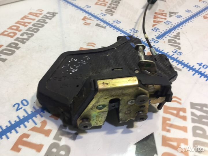 Тойота Камри Замок задней двери Прав