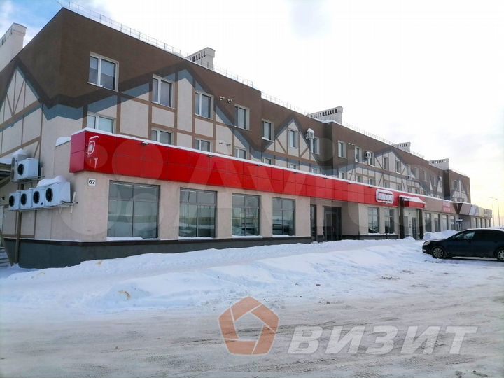 Торговое помещение с витражами и большой парковкой