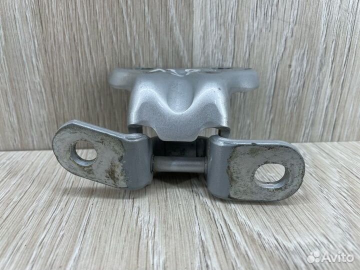 Петля двери задняя левая Kia Rio 3 1.4