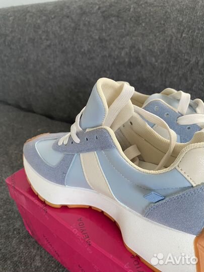 Кроссовки женские 36р.новые