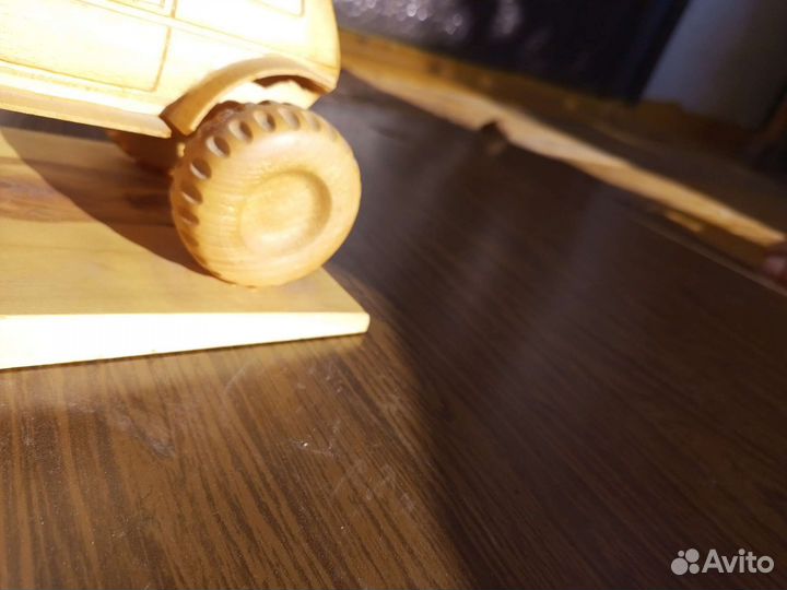 Машина из дерева сувенир