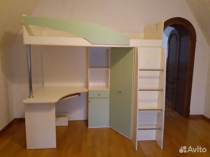 Детская двухярусная кровать со столом и шкафом