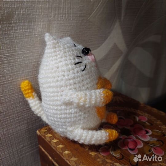 Вязаный брелок котик