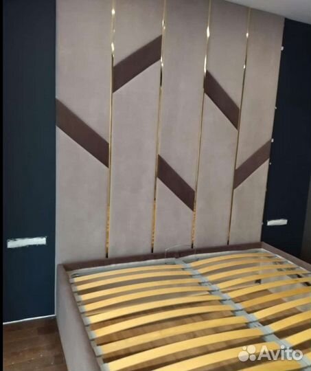 Кровать с мягкой стеновой панелью