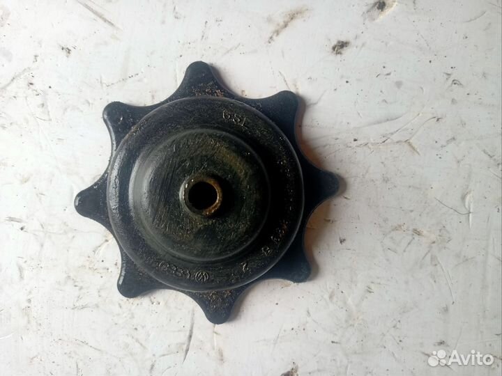 Болт крепления запасного колеса Volkswagen Golf