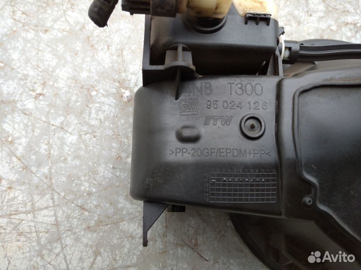 Лючок бензобака и активатор Шевроле Авео Т300