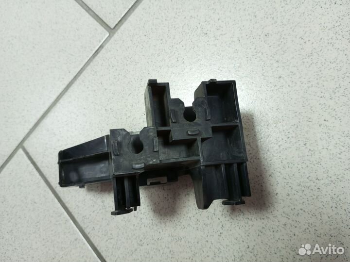 Кронштейн заднего бампера правый Toyota LC 200